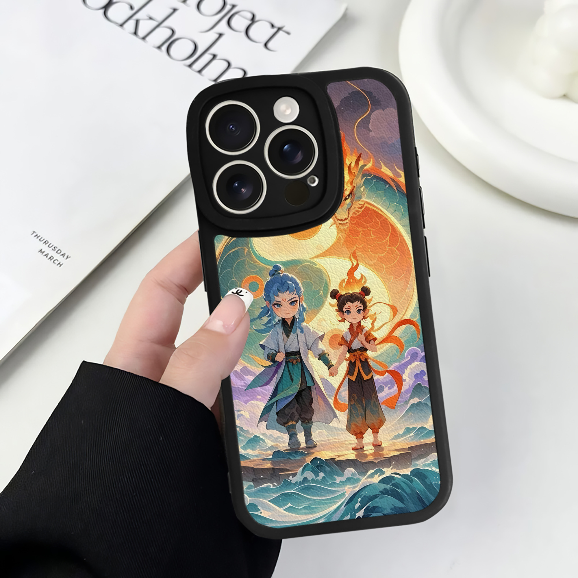 （画像用） Ne Zha 2 ナタ 魔童の大暴れ 【iPhone 16シリーズ対応】シリコンスマホケース（レザー調） 材質：シリコン